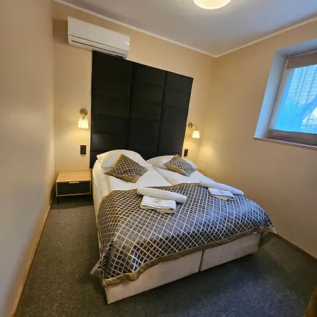 - Zacisze - Sauna - Silownia - Komnata Solna - Parking - Sniadanie - Panzió