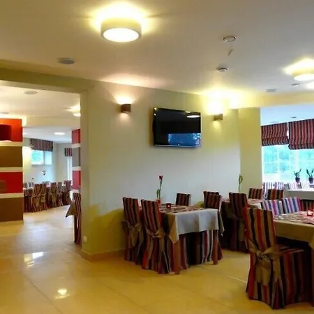 - Zacisze - Sauna - Silownia - Komnata Solna - Parking - Sniadanie - Panzió Kłodzko