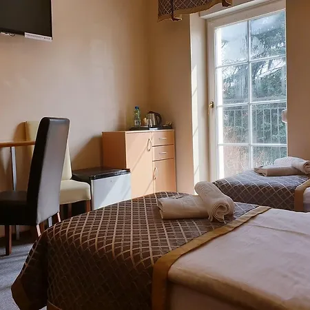 - Zacisze - Sauna - Silownia - Komnata Solna - Parking - Sniadanie - Panzió 3*