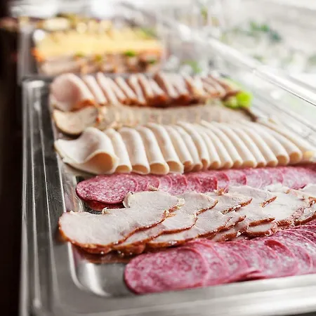 - Zacisze - Sauna - Silownia - Komnata Solna - Parking - Sniadanie - Panzió 3*