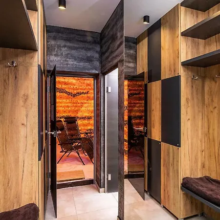 - Zacisze - Sauna - Silownia - Komnata Solna - Parking - Sniadanie - Panzió